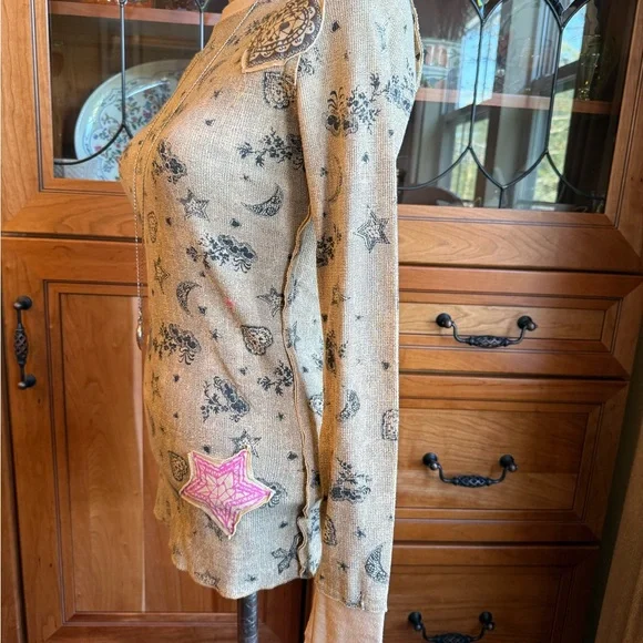 Scrapbook Beige Shirt with Black and Yellow Graphic - Picture 3 of 16